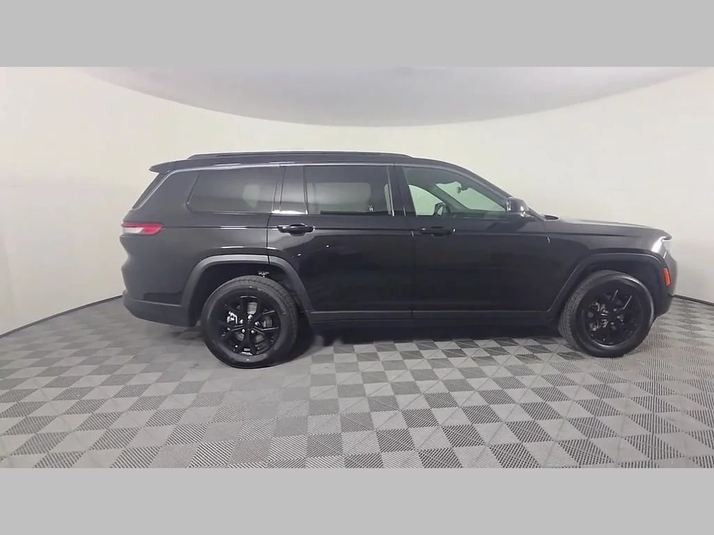 New 2026 Diamond Black Crystal Pearl-Coat Exterior Paint Jeep Laredo Altitude image 24