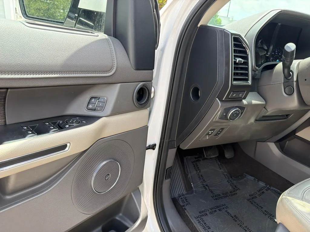 Used 2019 White Platinum Clearcoat Metallic Ford Limited image 13