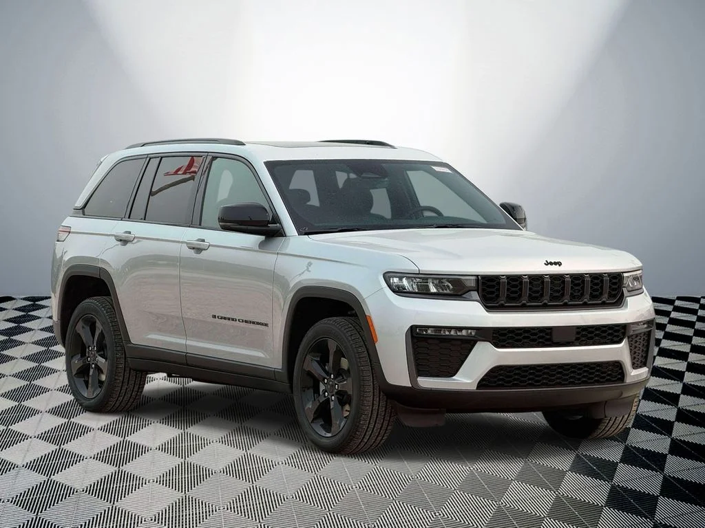 New 2026 Silver Zynith Exterior Paint Jeep Limited image 4