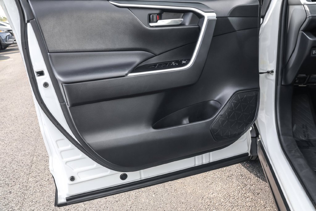Used 2020 White Toyota XLE image 27