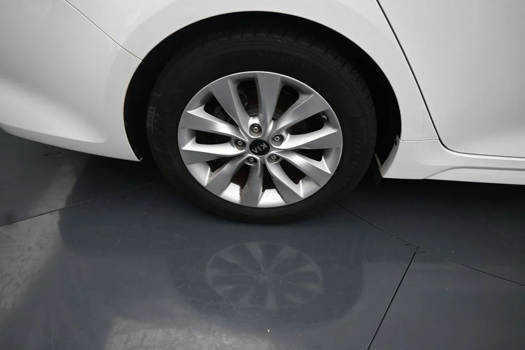 Used 2018 White Kia S image 9