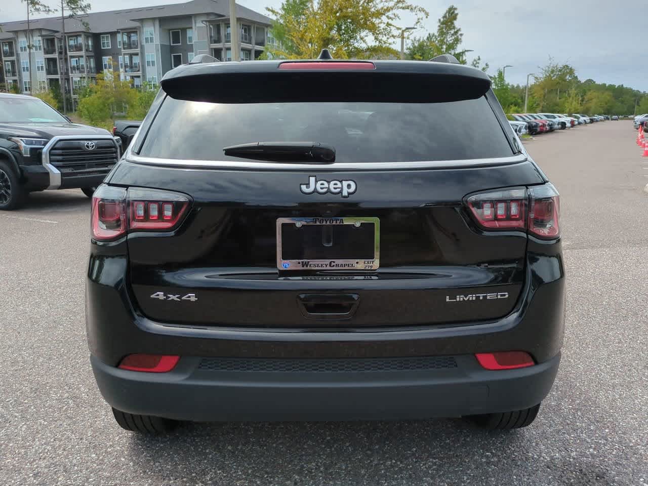 Used 2025 Diamond Black Crystal Pearlcoat Jeep Limited image 5
