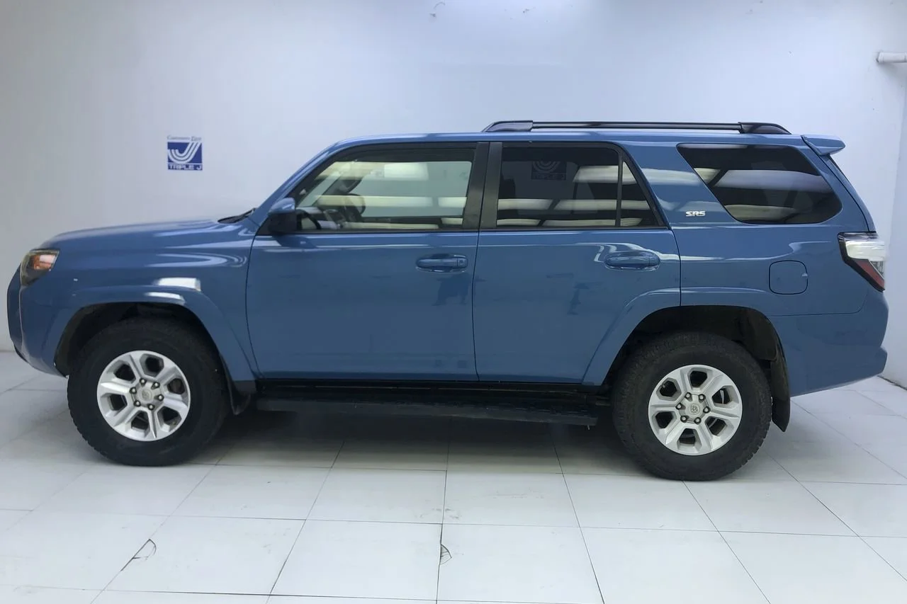 Used 2014 Nautical Blue Pearl Toyota SR5 image 9