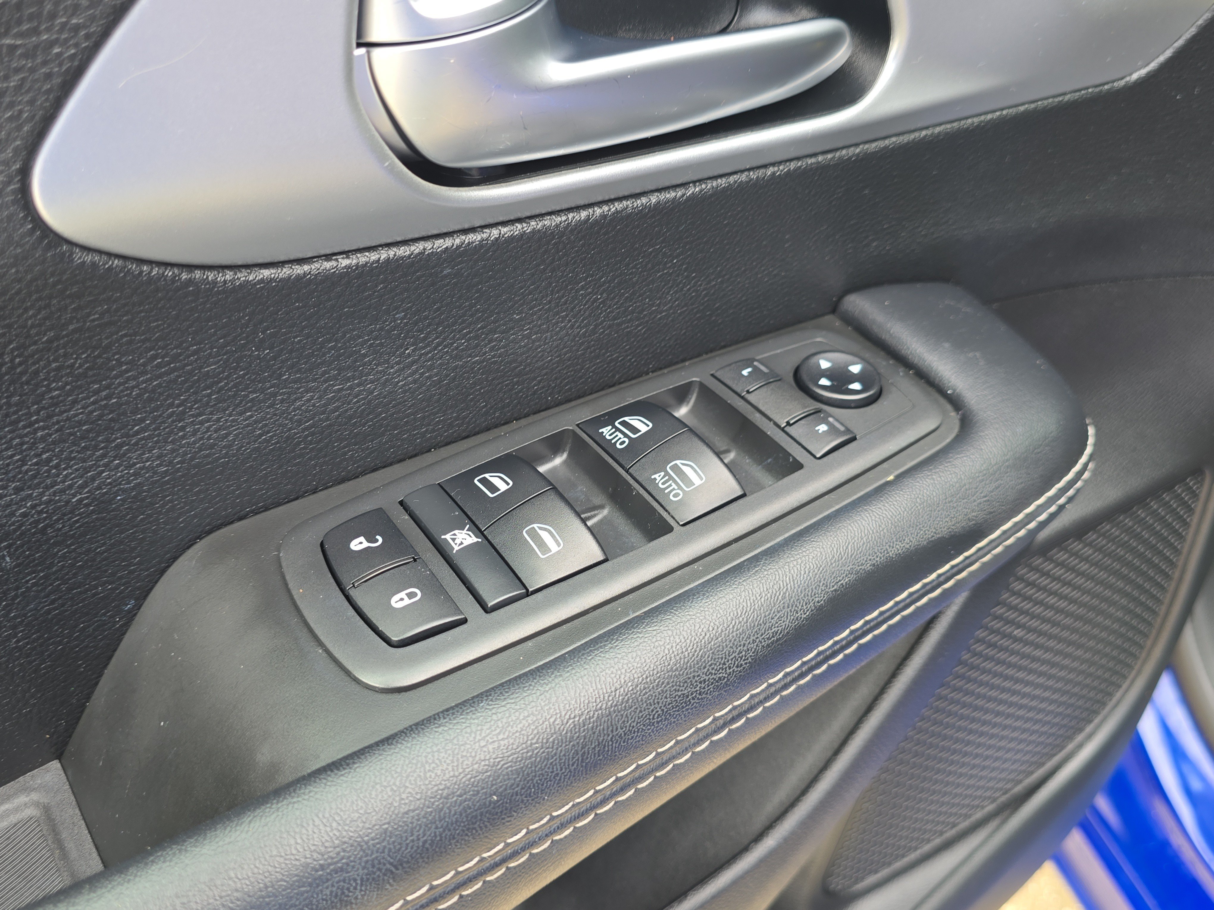 Used 2019 Ocean Blue Metallic Chrysler Touring L image 21