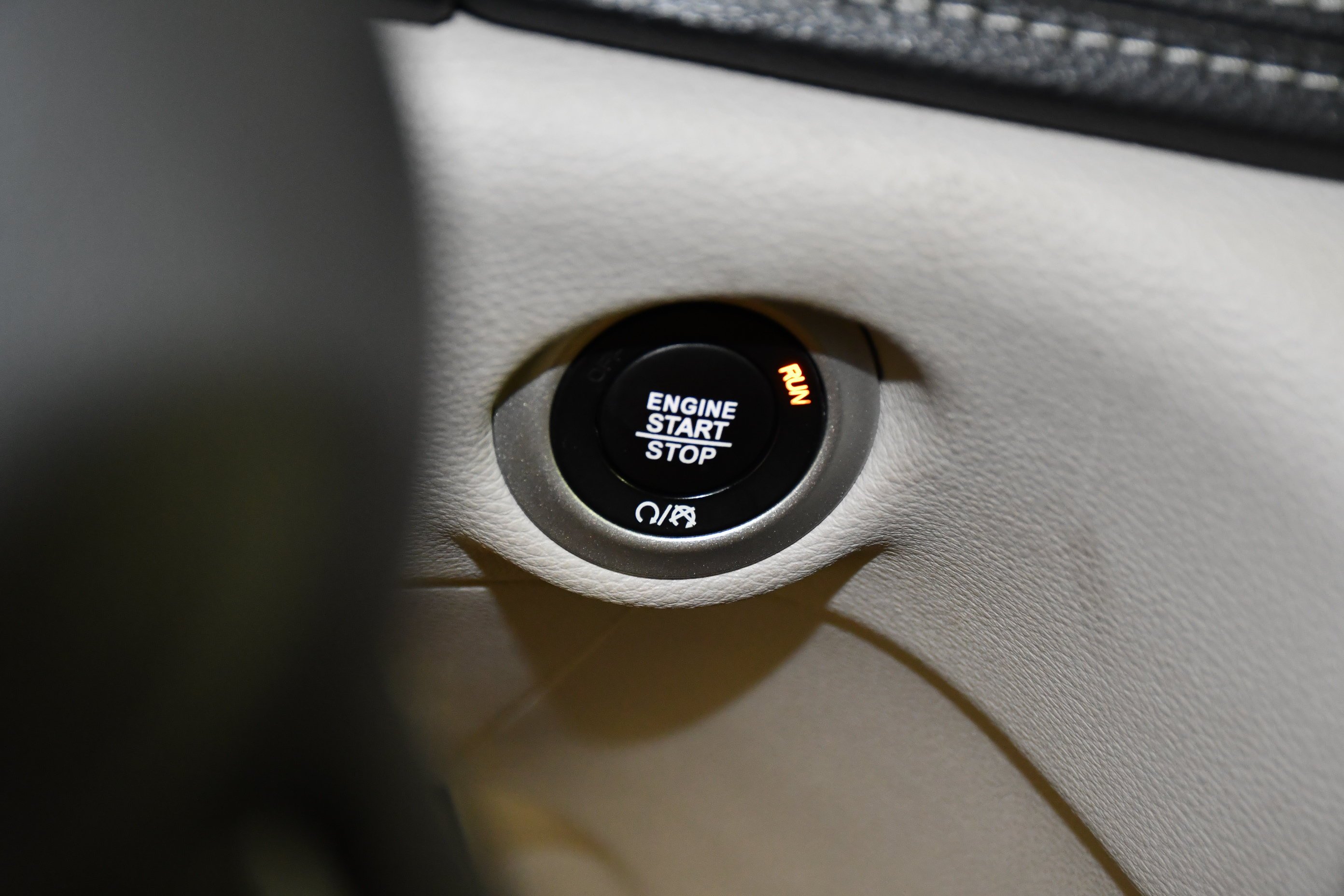 Used 2024 Diamond Black Crystal Pearlcoat Chrysler Hybrid Select image 24