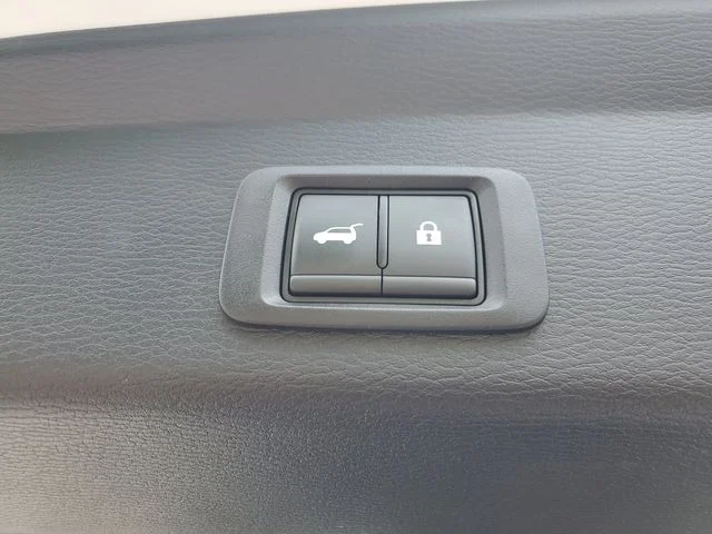 Used 2025  Mitsubishi SE image 3