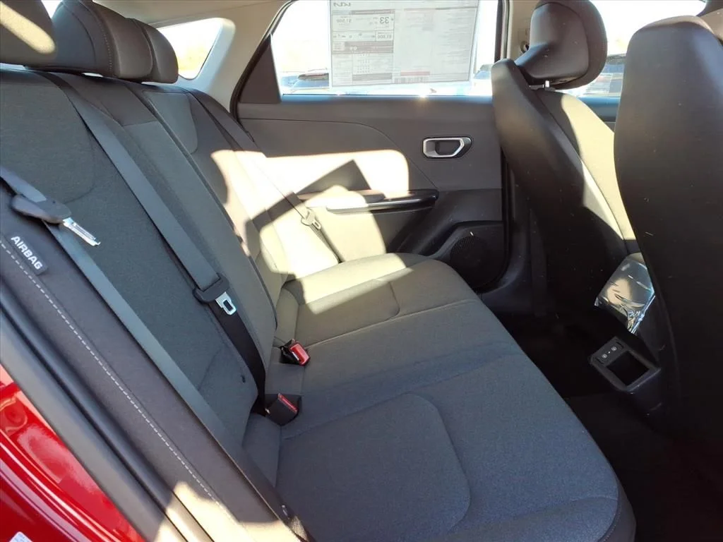 2025 Kia K4 LXS - Photo 8