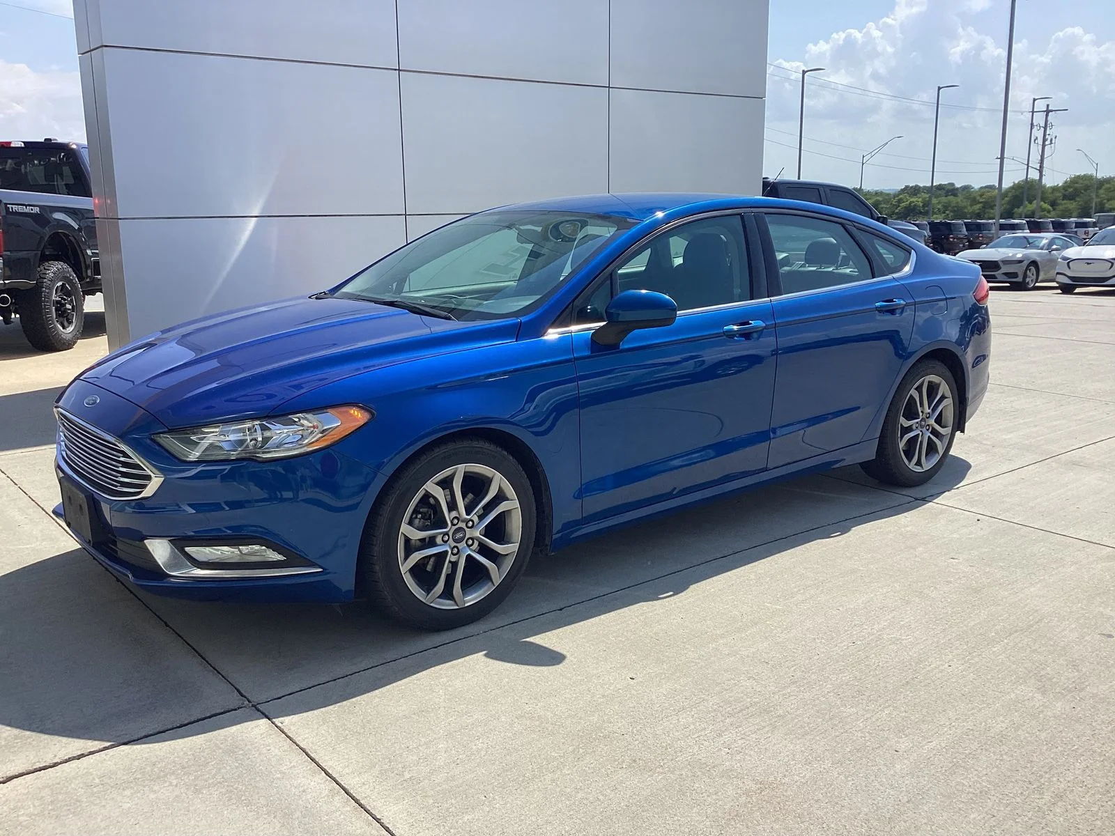Used 2017 Blue Ford SE image 4