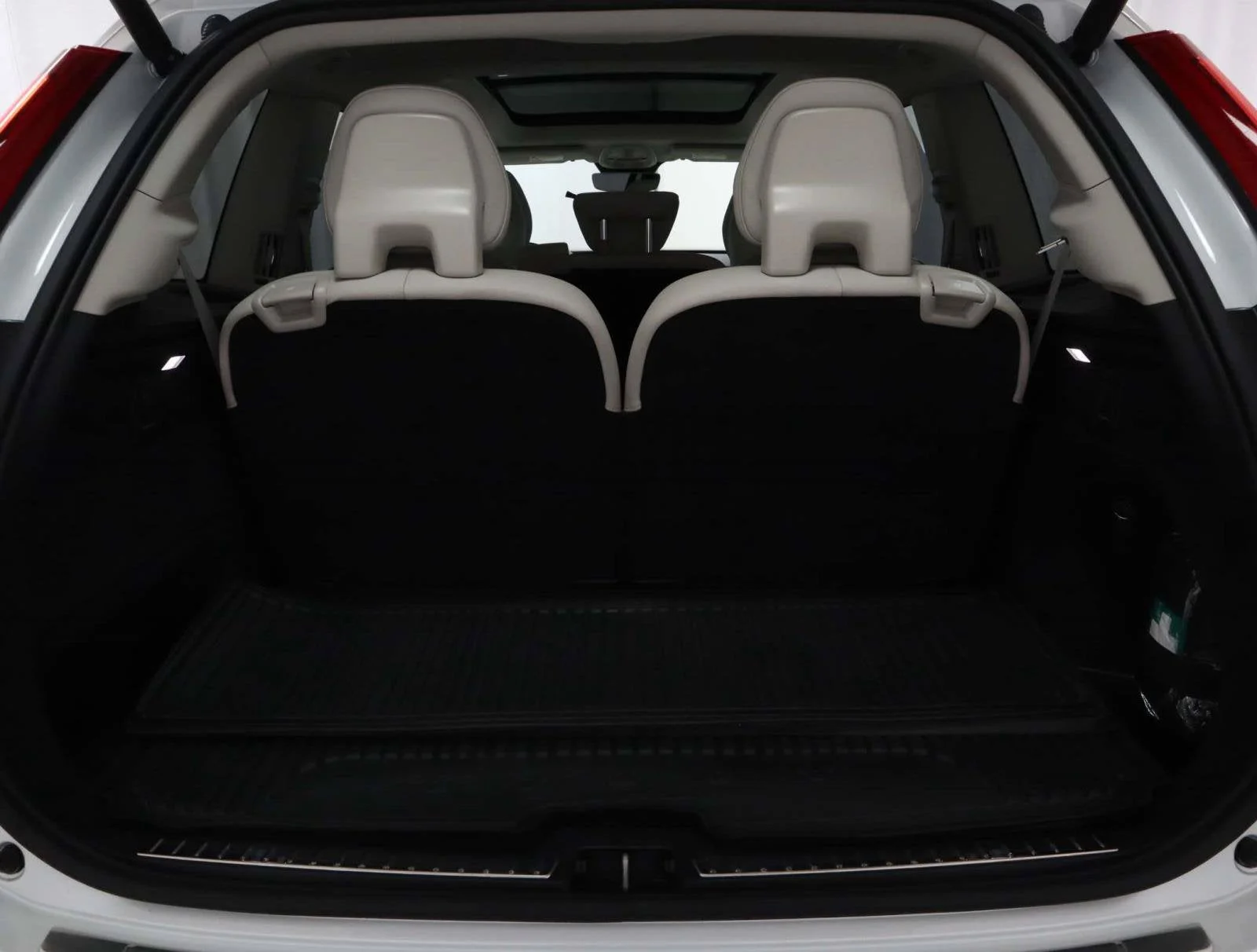 Used 2025 White Volvo Plus image 12