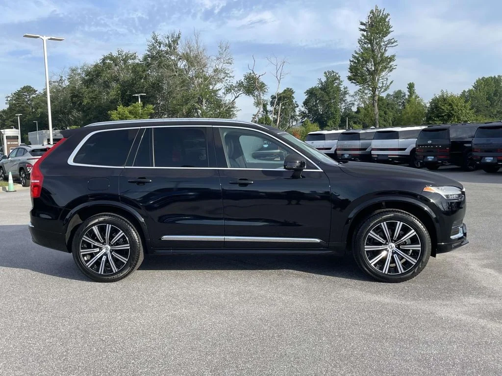 Used 2025 Onyx Black Metallic Volvo Core image 29