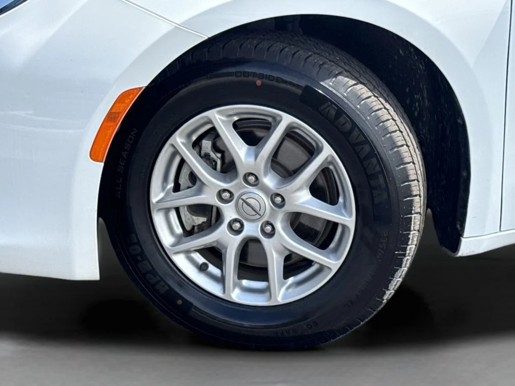 Used 2023 White Chrysler LX image 45