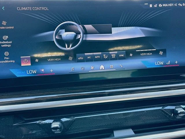 Used 2025 Green BMW xDrive40i image 16