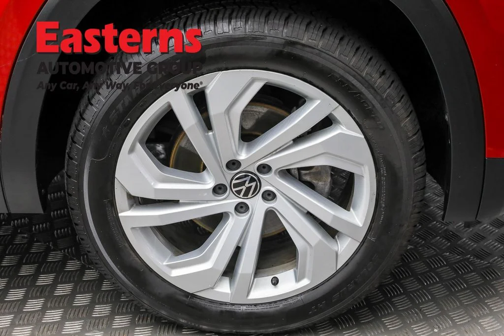 Used 2022 Red Volkswagen 3.6L V6 SE w/Technology image 28