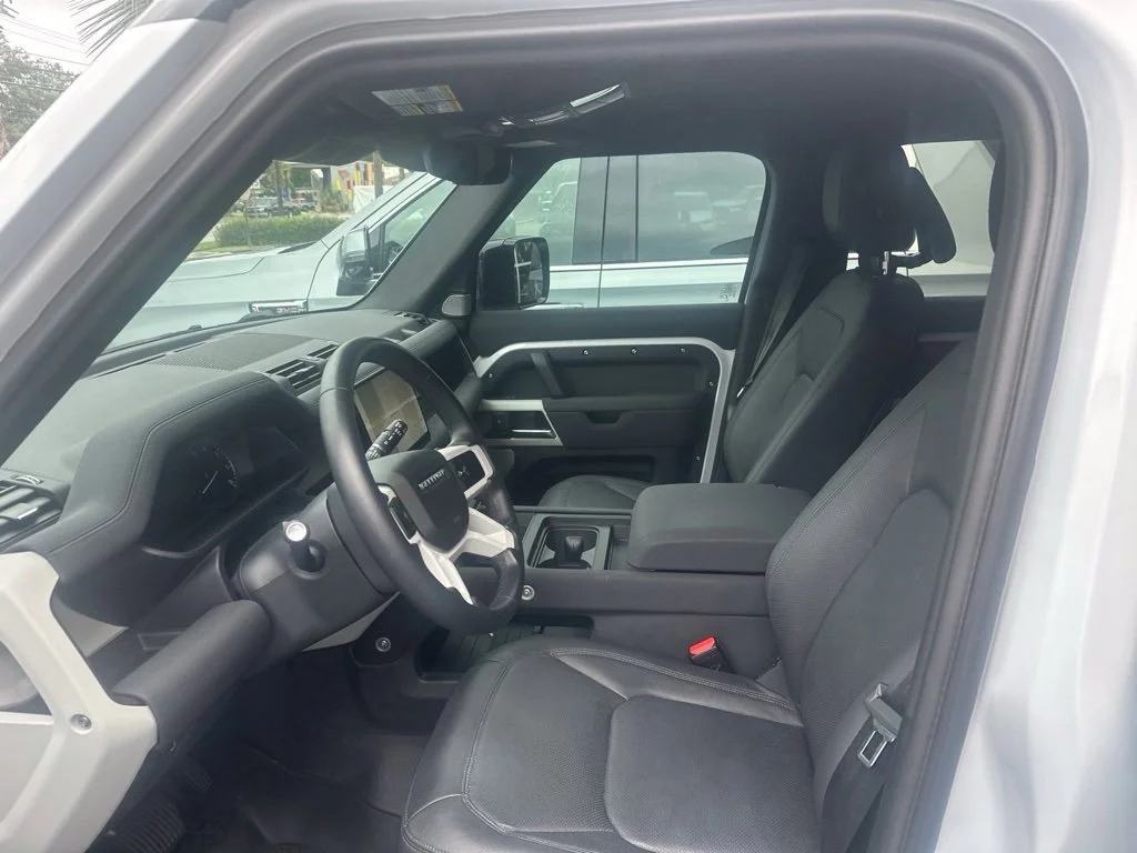 Used 2023 Yulong White Metallic Land Rover SE image 7