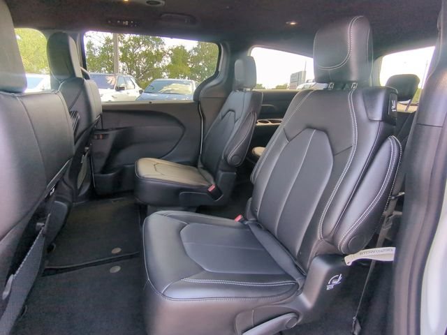 New 2027 Bright White Clear-Coat Exterior Paint Chrysler Select image 17