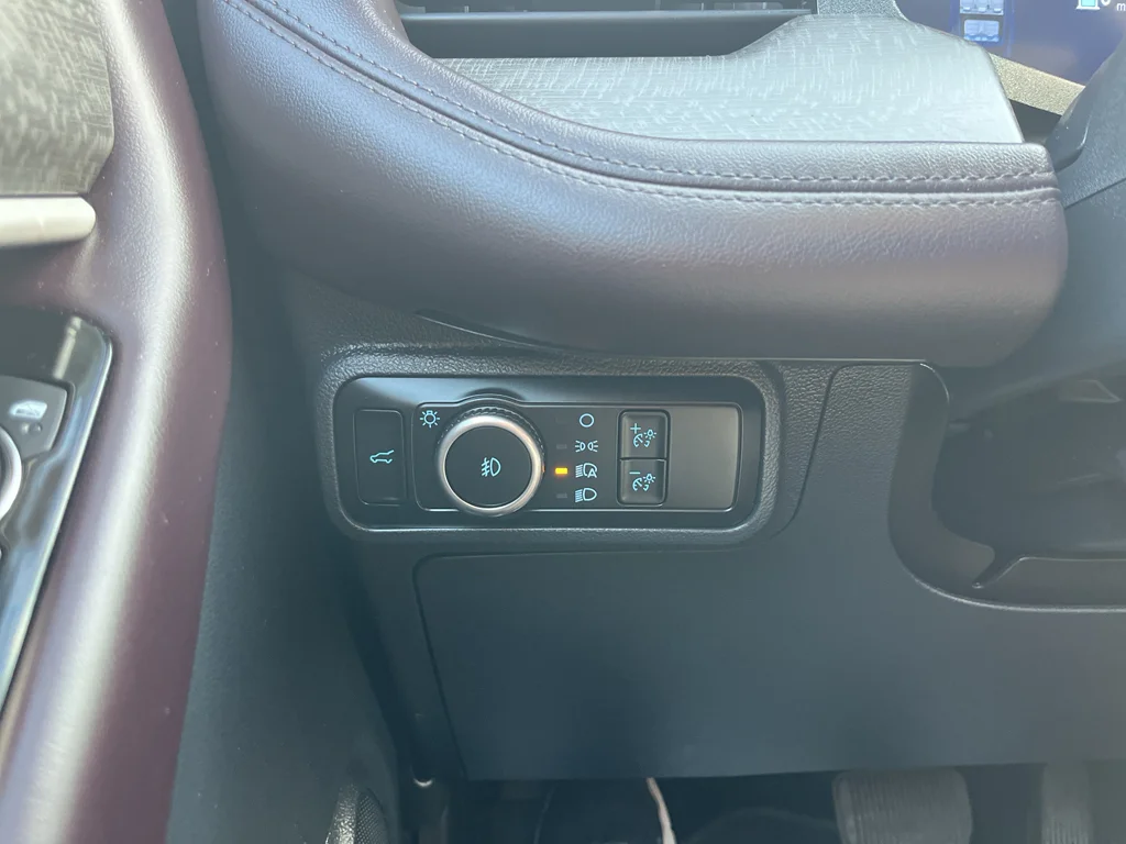 Used 2025 Carbonized Gray Metallic Ford Platinum image 29