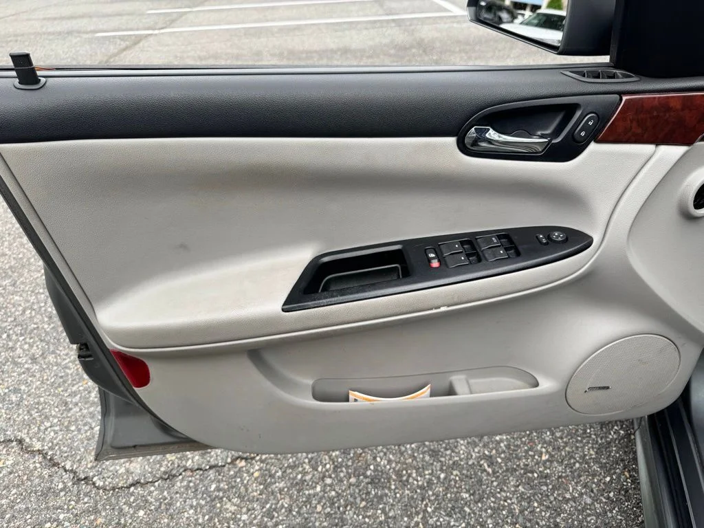 Used 2009 Silver Chevrolet LT image 11
