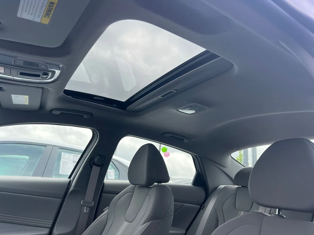 Used 2025 White Hyundai SEL Convenience image 32