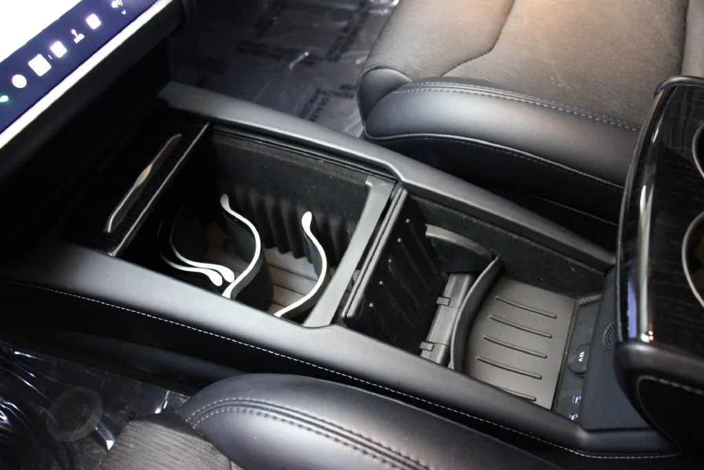 Used 2018 Obsidian Black Metallic Tesla  image 44