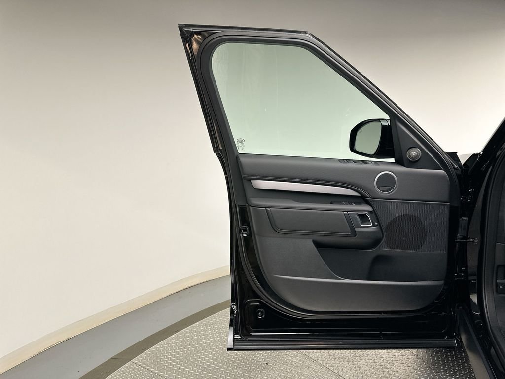 New 2026 Santorini Black Land Rover Dynamic SE image 9