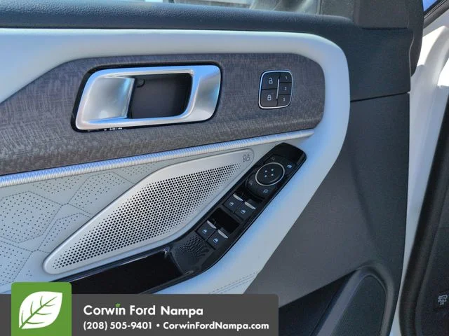 New 2026 Star White Metallic Tri-Coat Ford Platinum image 11
