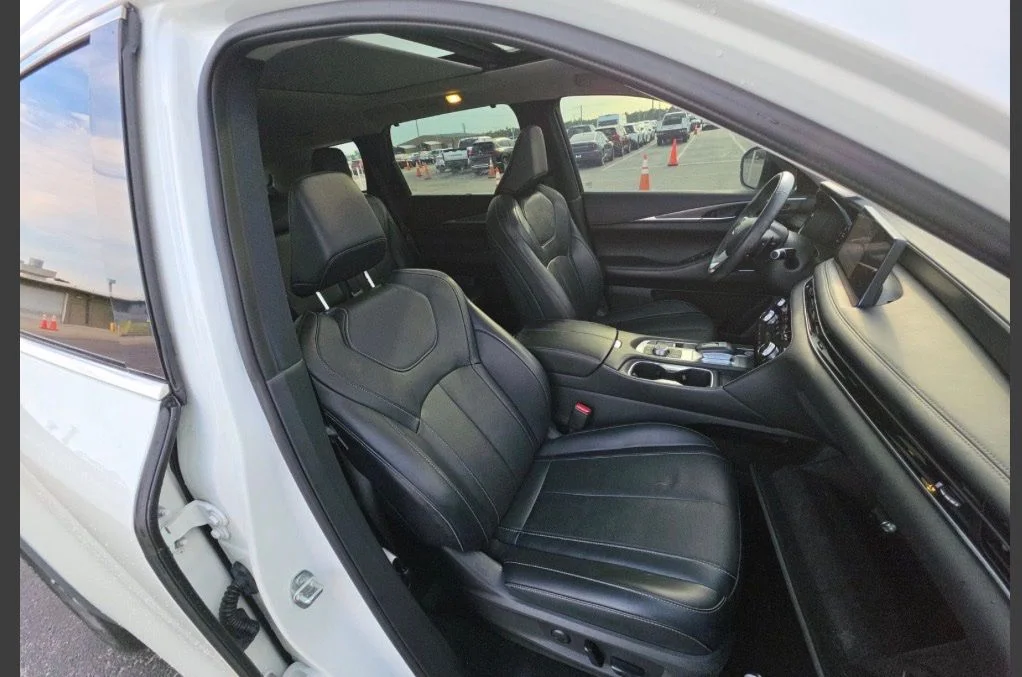Certified Used 2023 White INFINITI LUXE image 11