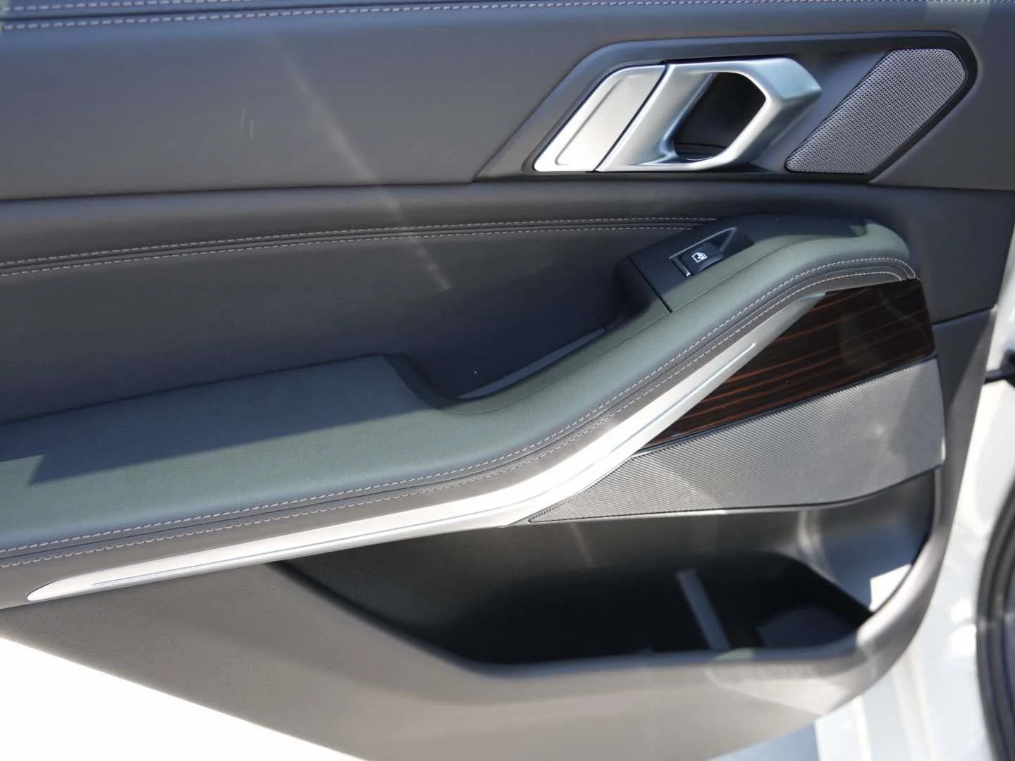 New 2026 Alpine White BMW sDrive40i image 9