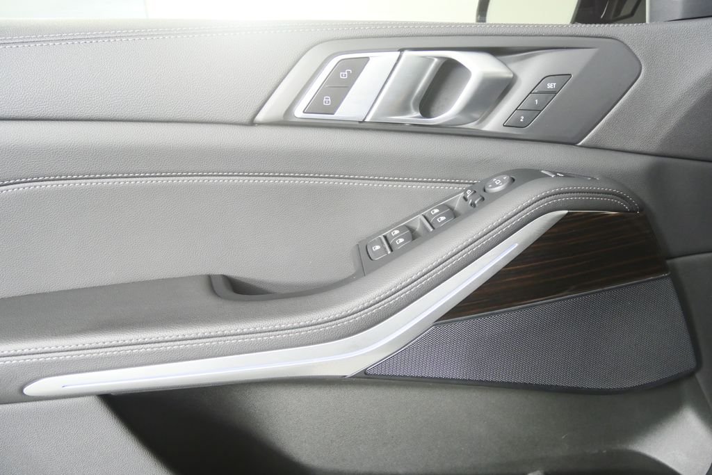 Used 2021 Black Sapphire Metallic BMW xDrive40i image 9