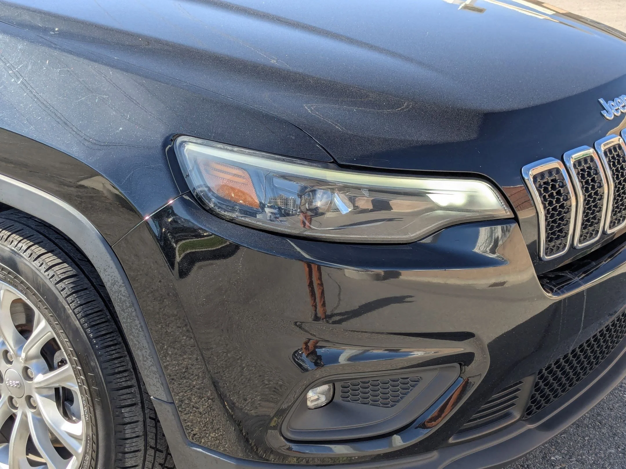 Used 2019 Diamond Black Crystal Pearlcoat Jeep Latitude image 10