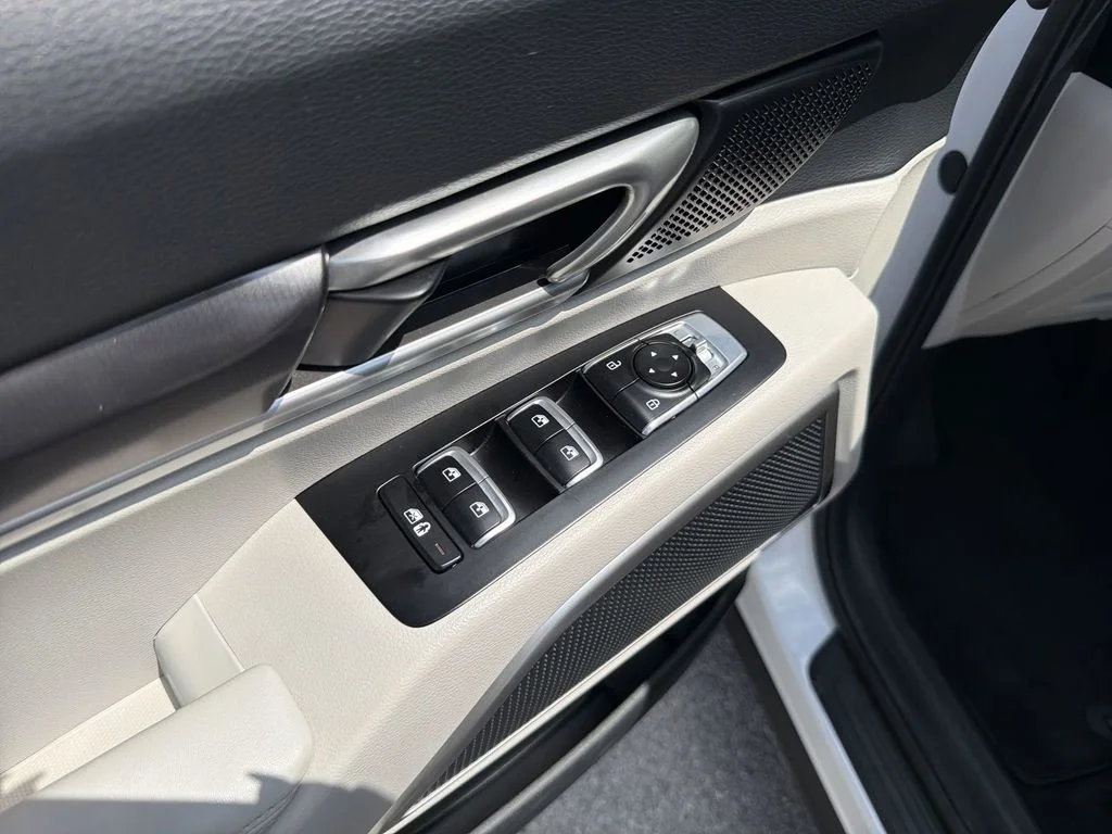 Used 2024 White Kia S image 30