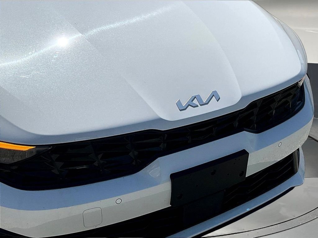 Used 2025 White Kia LXS image 32