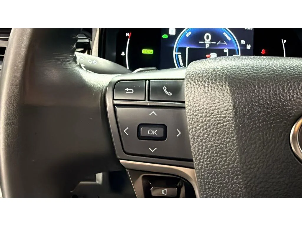 Used 2025 Ice Cap Toyota SE FWD 1 OWNER image 18