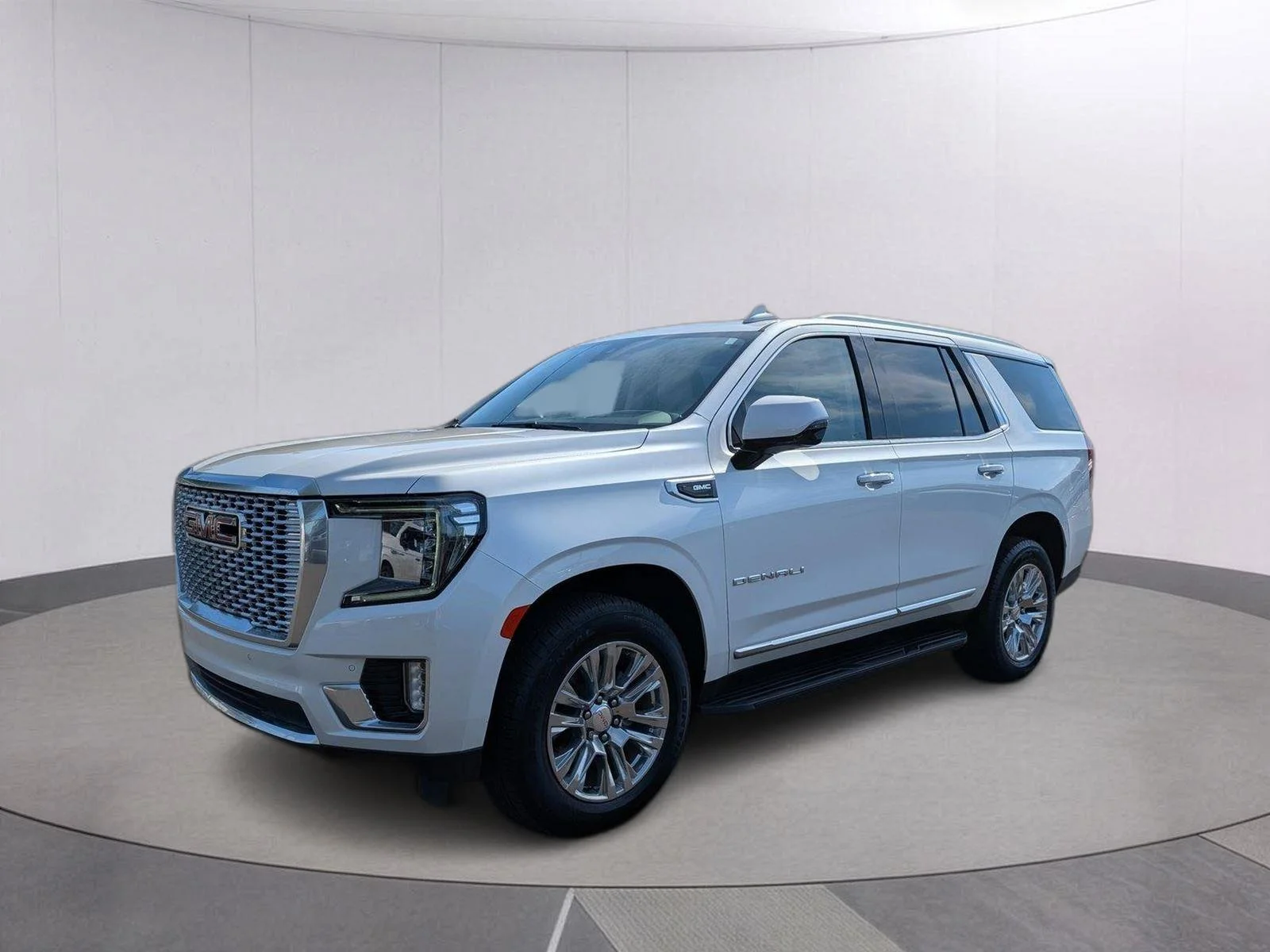 Used 2022 White Frost Tricoat GMC Denali image 1