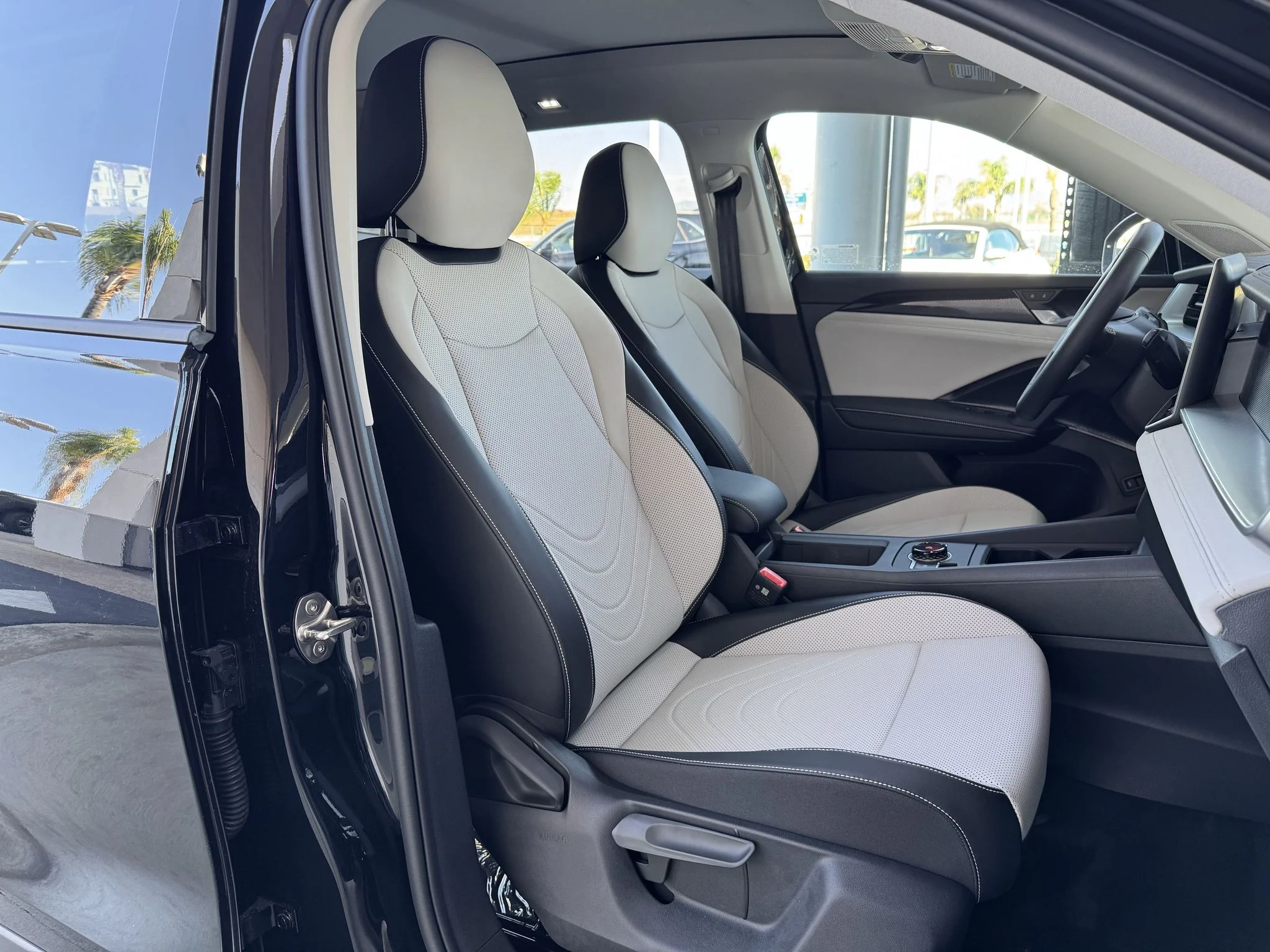 New 2026 Deep Black Pearl Volkswagen SE image 33
