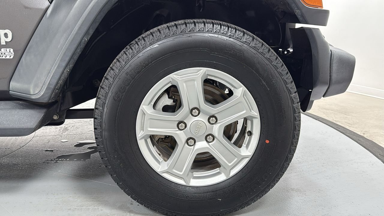 Used 2018 Gray Jeep Unlimited Sport S image 21