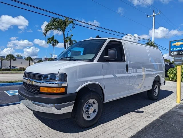 New 2025 Summit White Chevrolet WT image 4