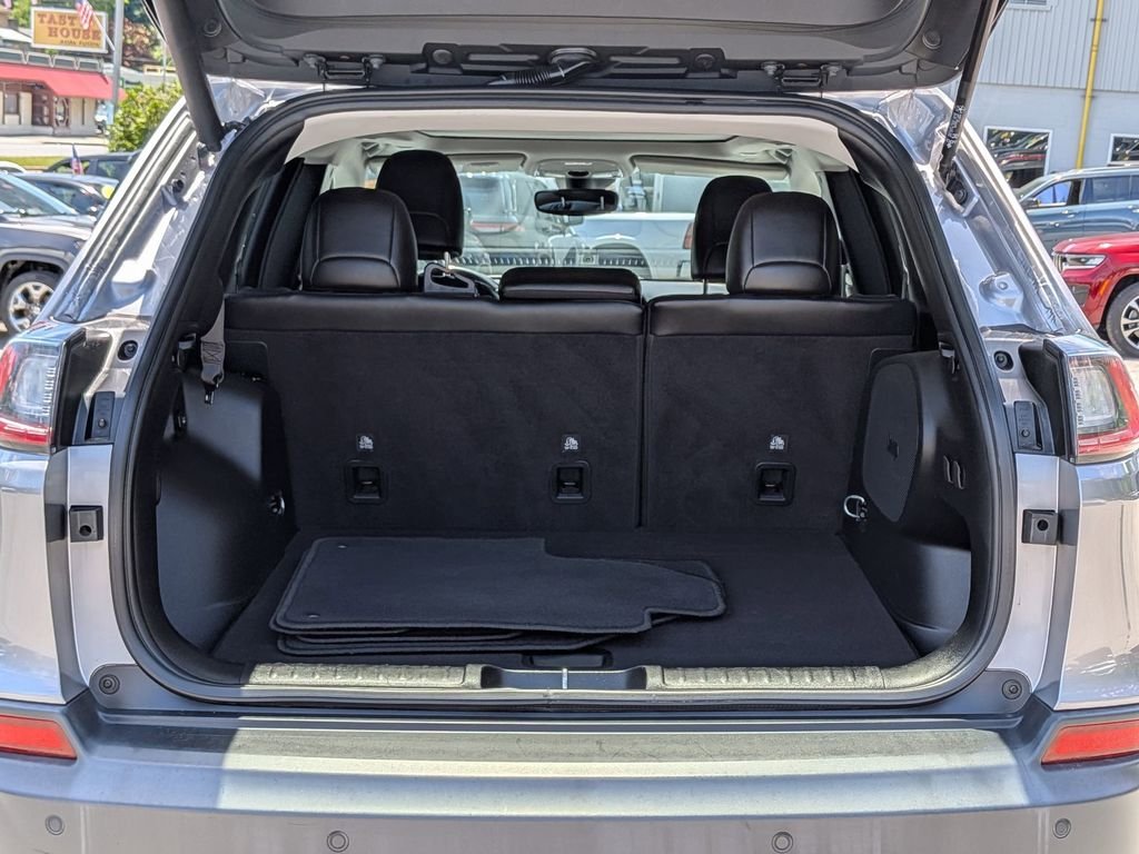 Used 2021 Silver Jeep Latitude Lux image 8