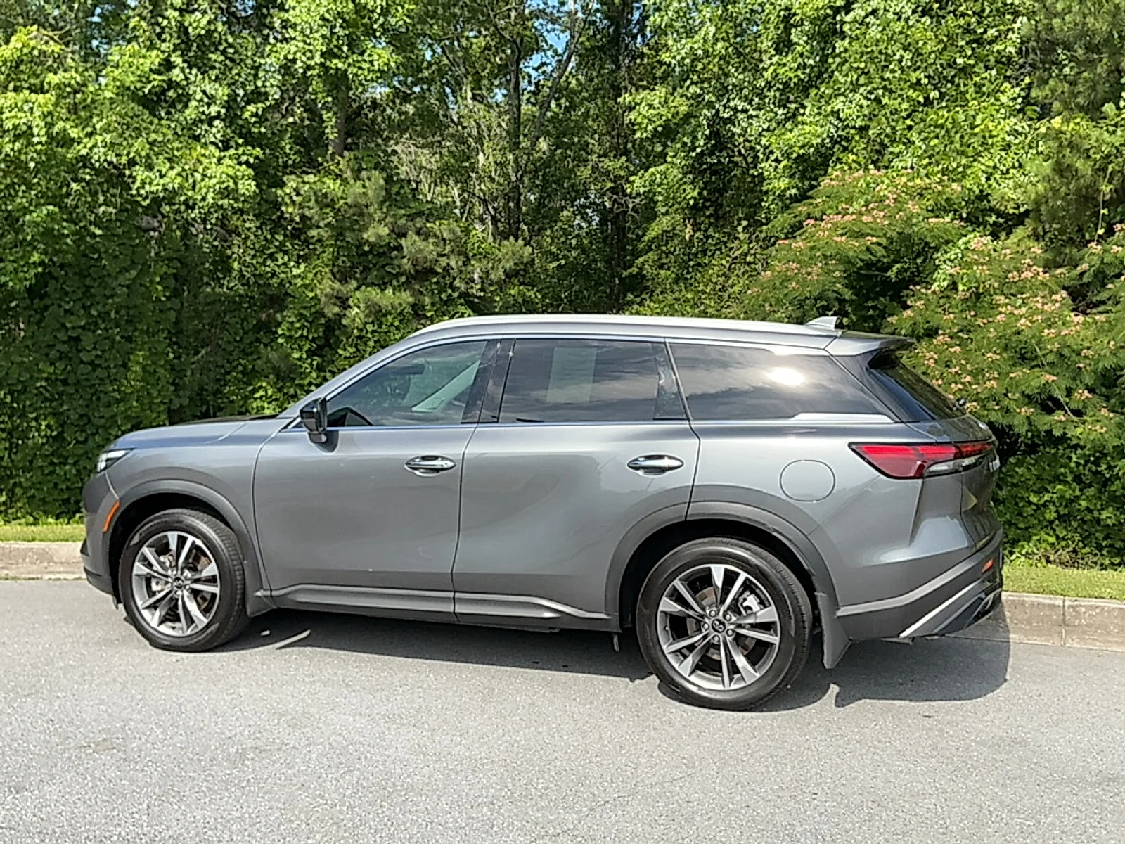 Used 2025 Harbor Gray INFINITI LUXE image 3