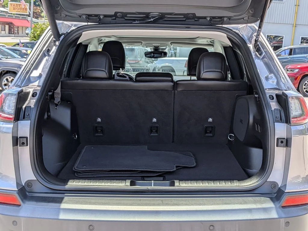 Used 2021 Silver Jeep Latitude Lux image 8