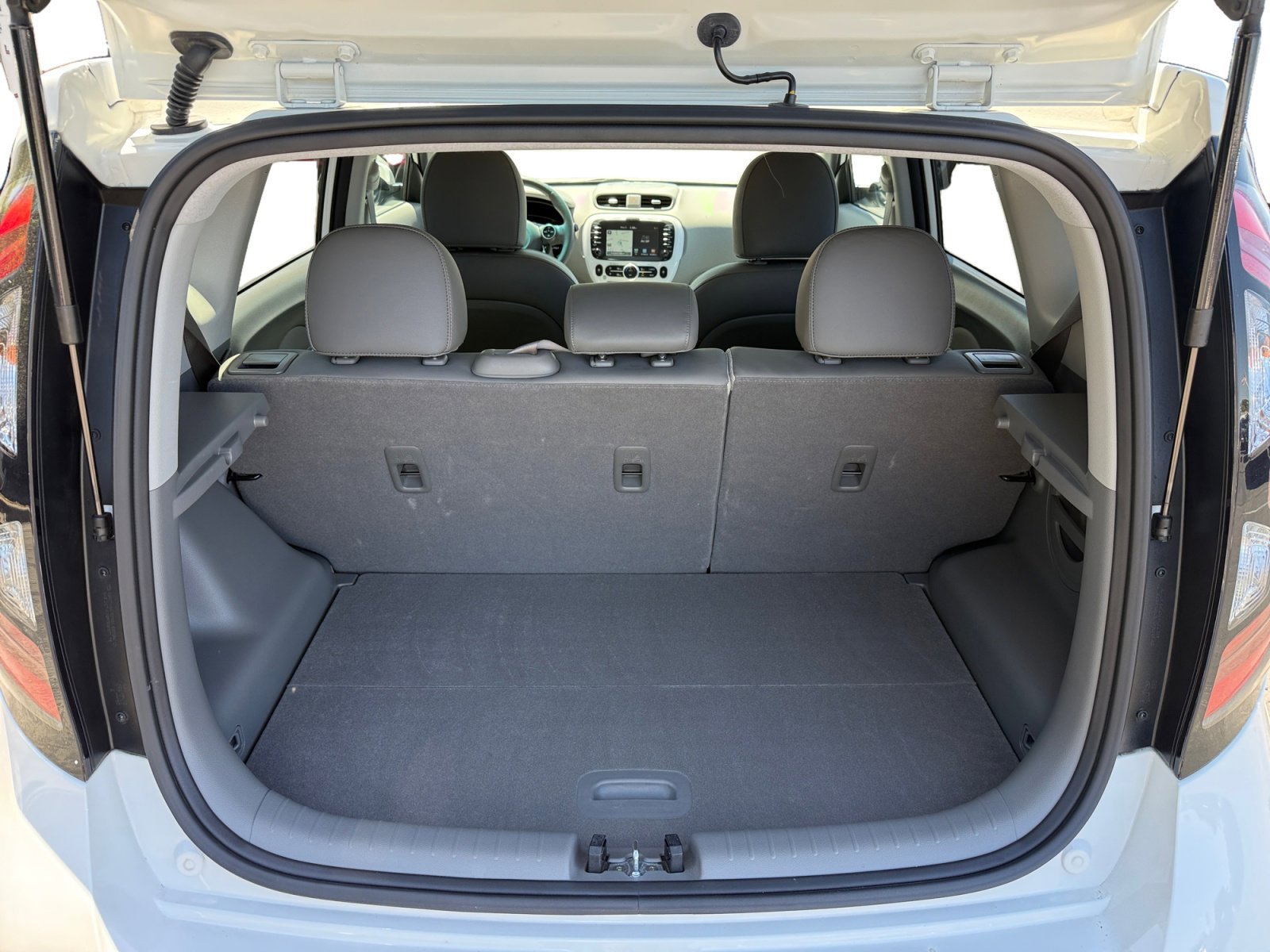 Used 2017 Clear White Kia Plus image 17