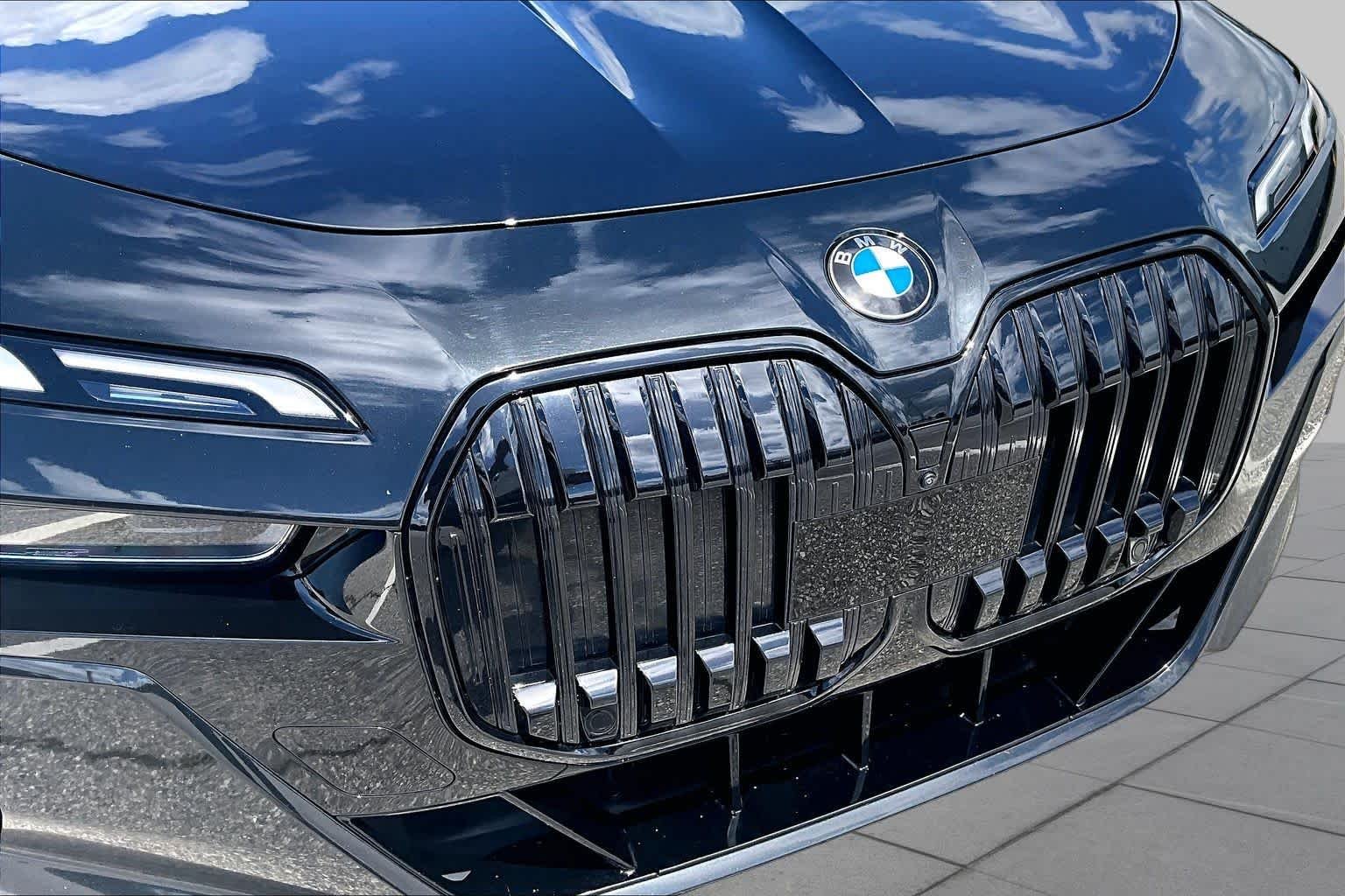 Used 2023 Black Sapphire Metallic BMW 740i image 30