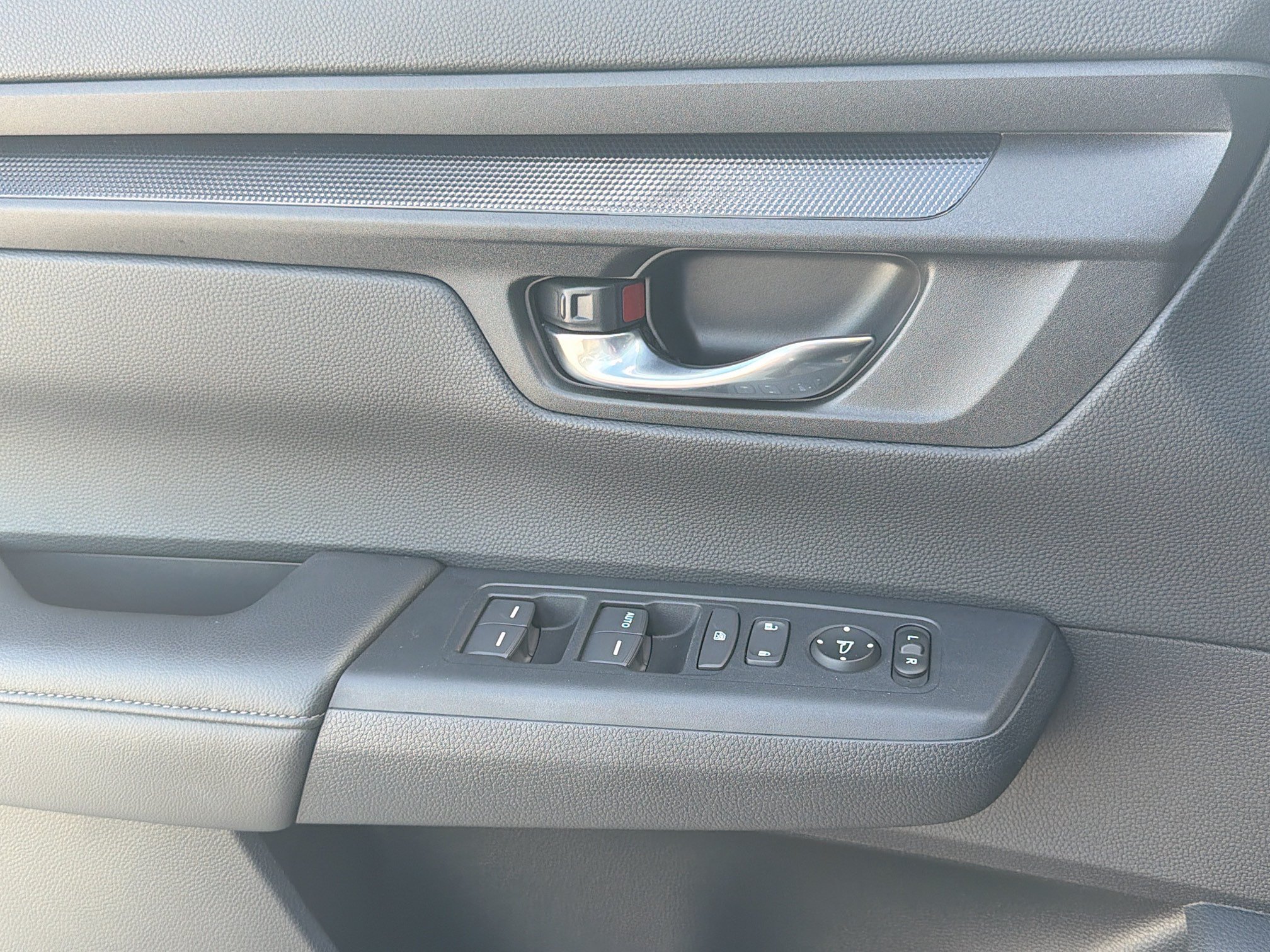 2025 Honda CR-V LX - Photo 27