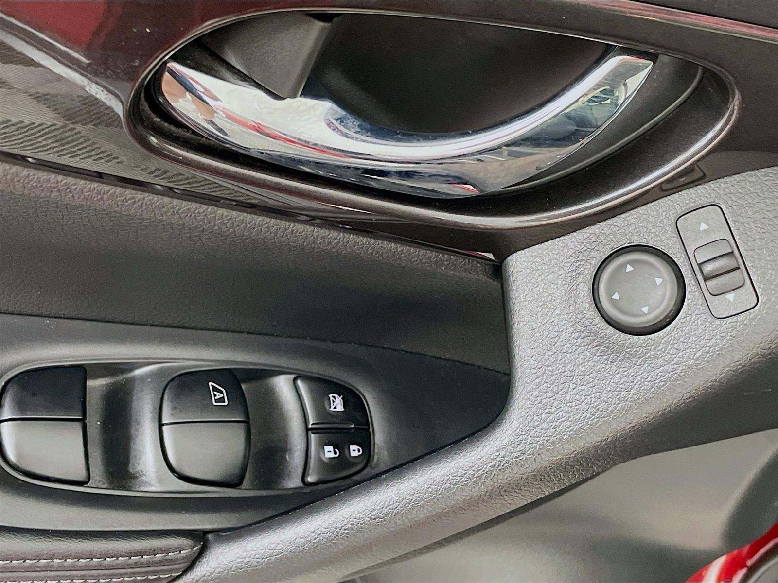 Used 2018 RED NISSAN  image 22