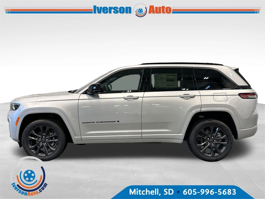 New 2026 Silver Zynith Exterior Paint Jeep Limited Reserve image 4