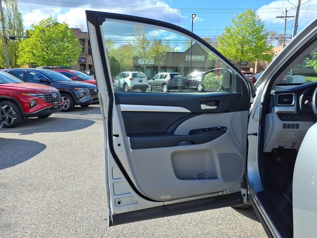 Used 2018 Silver Toyota XLE image 22