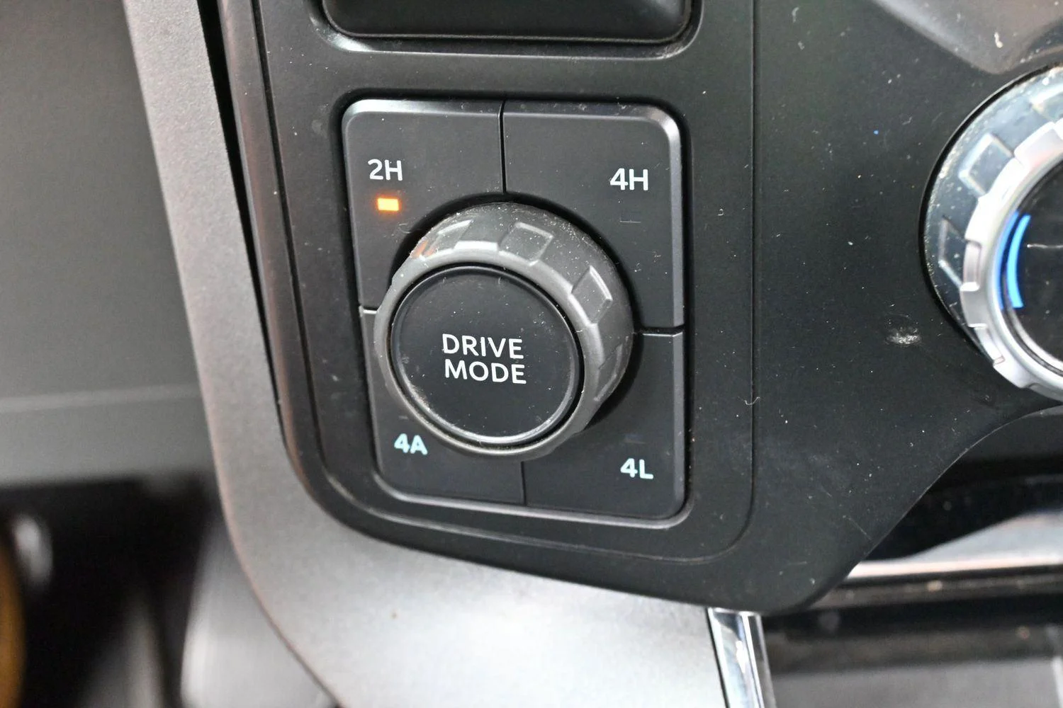 Used 2023  Ford LARIAT image 24
