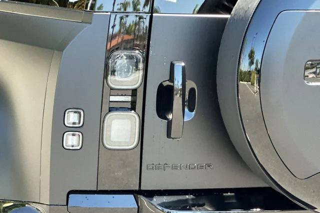 New 2026 Santorini Black Land Rover X-Dynamic SE image 26