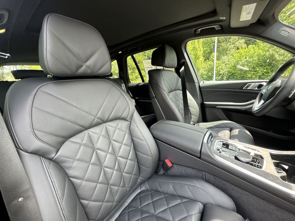 New 2026 Manhattan Green Metallic BMW xDrive50e image 27