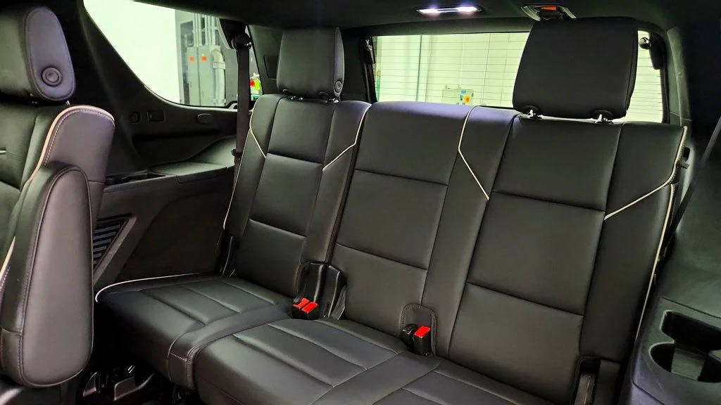 Used 2022 Crystal White Tricoat Cadillac Sport 4WD w/ Touring Pkg & Sport Performance Pkg image 24