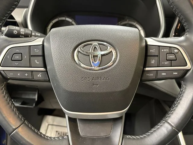 Used 2022  Toyota XLE image 11
